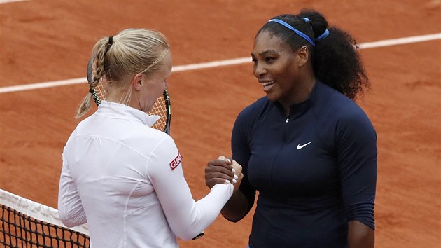 Serena Williamsov (vpravo) si podv ruku s poraenou semifinalistkou Kiki Bertensovou.