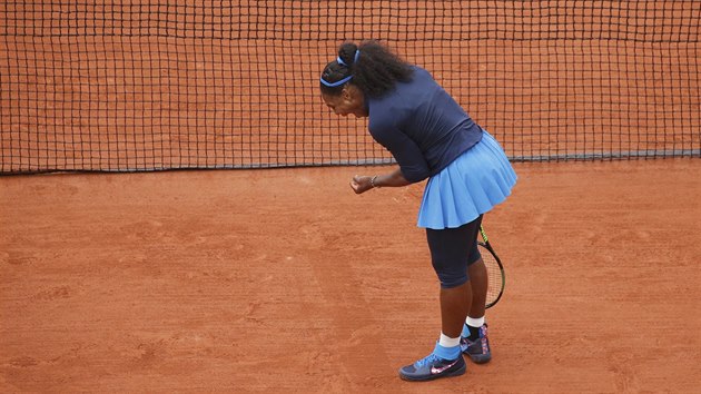 RADOST, NEBO VZTEK? Serena Williamsov v emotivnm projevu bhem semifinle Roland Garros.