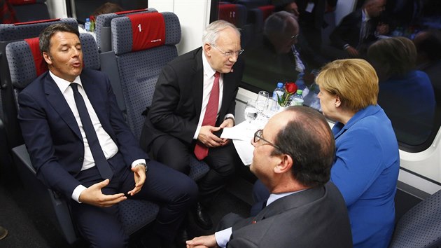 Italsk premir Matteo Renzi, vcarsk prezident Johann Schneider-Ammann, francouzsk prezident Francois Hollande a nmeck kanclka Angela Merkelov jedou prvn tdou bhem slavnostnho oteven Gotthardskho tunelu ve vcarsku (1. 6. 2016)