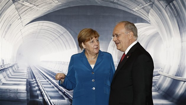 Německá kancléřka Angela Merkelová a švýcarský prezident Johann Schneider-Ammann při slavnostním otevření Gotthardského tunelu ve Švýcarsku (1. 6. 2016)