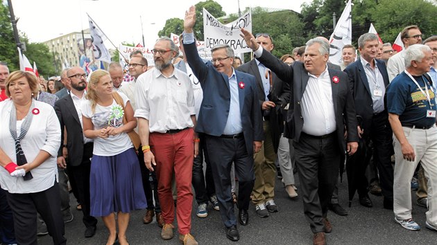 Do varavskho protestu se zapojili tak bval polt prezidenti Lech Walesa, Bronislaw Komorowski (uprosted) a Alexander Kwaniewski (vpravo).