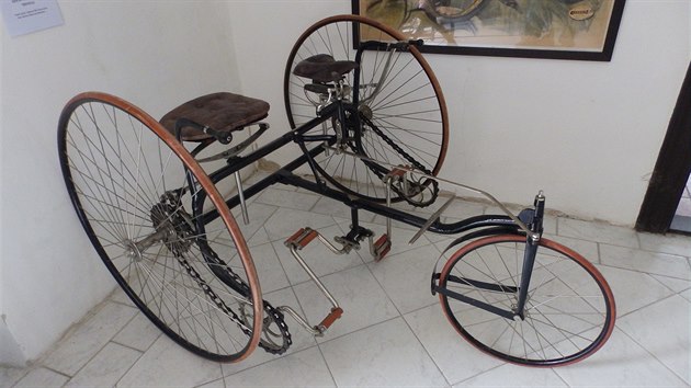 The Royal Universal side by side tandem tricycle, Anglie 1888