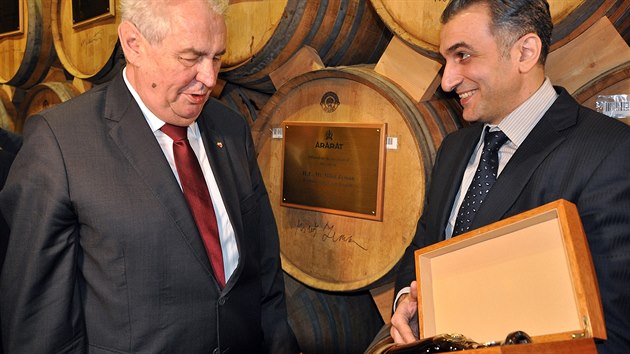 Prezident Milo Zeman (vlevo) dostal v Jerevanu v likrce Ararat lhev dvaasedmdestilet brandy (9.6.2016)