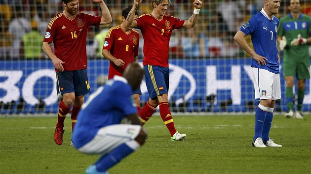 RADOST A ZKLAMÁNÍ. Zatímco Španělé (zleva) Alonso, Xavi a Torres se radují z gólu, Italové Balotelli (vpředu) a Abate smutní. Finále se jim vůbec nepovedlo.