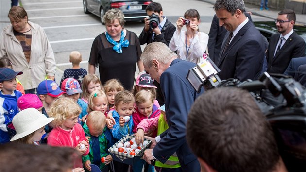 Prezident Miloš Zeman zahájil návštěvu jižních Čech. Dětem z mateřské školy Resslova rozdal čokoládová vejce.