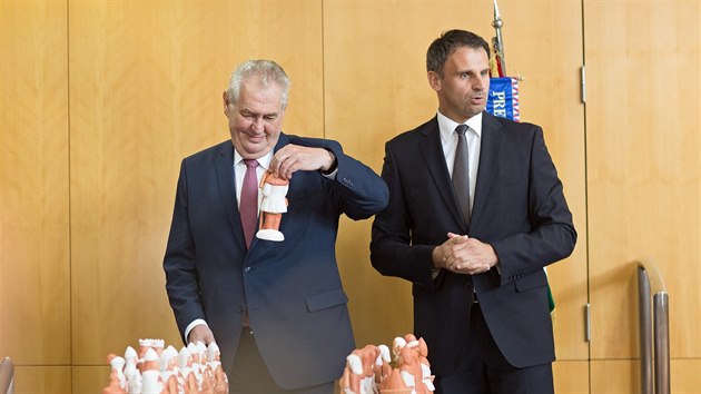 Prezident Miloš Zeman zahájil návštěvu jižních Čech. Od hejtmana Jiřího Zimoly dostal jako dárek šachy.