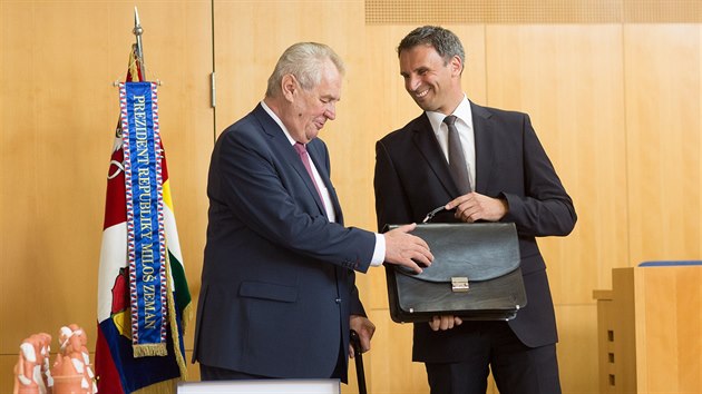 Prezident Miloš Zeman zahájil návštěvu jižních Čech. Hejtmanovi Jiřímu Zimolovi daroval aktovku, pásek a peněženku.