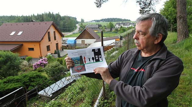 Ivan Holub ukazuje, e hladina rybnka Havlek by byla nad domy pod hrz.