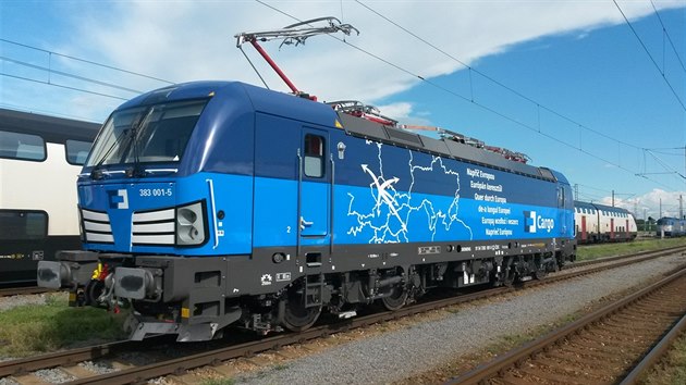D Cargo do sv flotily zaad lokomotivy Vectron od Siemensu.