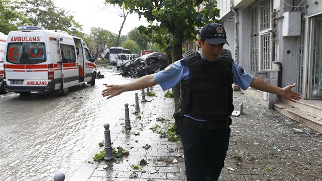 tok na policejn autobus v Istanbulu (7. erven 2016)