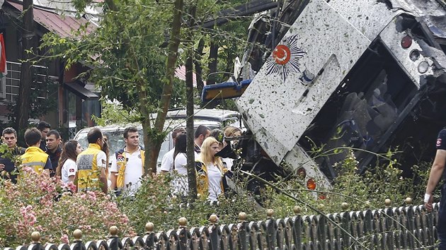 tok na policejn autobus v Istanbulu (7. erven 2016)