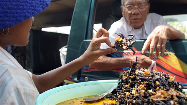 „Někteří Kambodžané a cizinci jsou vyděšení, když vidí tyhle pavouky, ale mně tak chutnají!“ rozplývá se prodavačka pečených tarantulí ve městě Skuon.