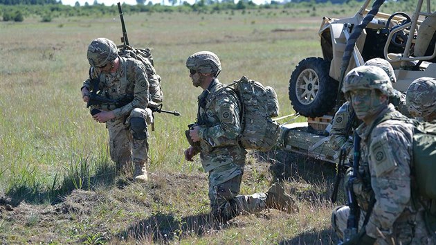 Hromadn seskok americkch, polskch a britskch vojk bhem cvien Anakonda 16