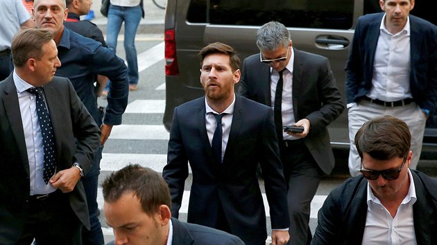 Argentinský fotbalista Lionel Messi přichází do budovy soudu v Barceloně. (2. června 2016)