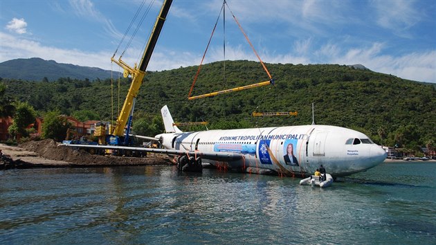 Do Egejského moře u tureckého letoviska Kusadasi byl potopen airbus A300. Sloužit má jako umělý útes. (4. června 2016)