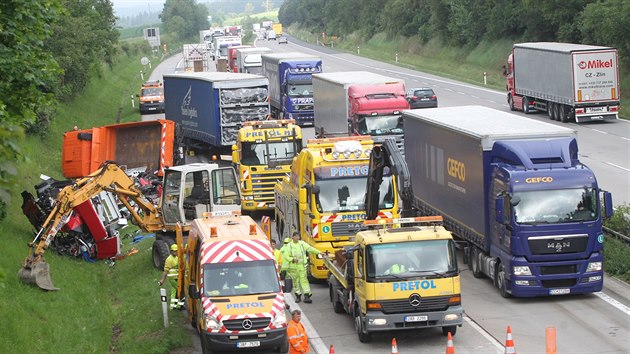 Dlnici D1 ve smru na Brno zablokovala srka kamionu s vozidlem drby (2. ervna 2016).