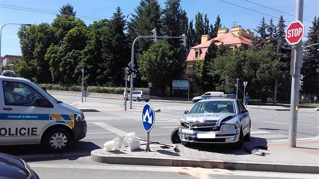 V centru eskch Budjovic se srazil policejn vz s rozvozem pizzy.
