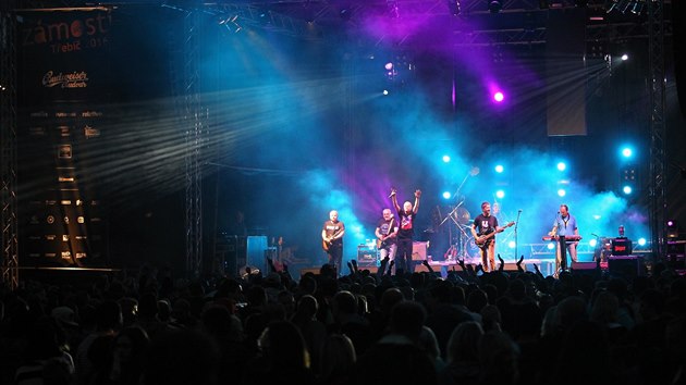 V odstínech modré se neslo také vystoupení kapely Mňága a Žďorp. (3. června 2016)