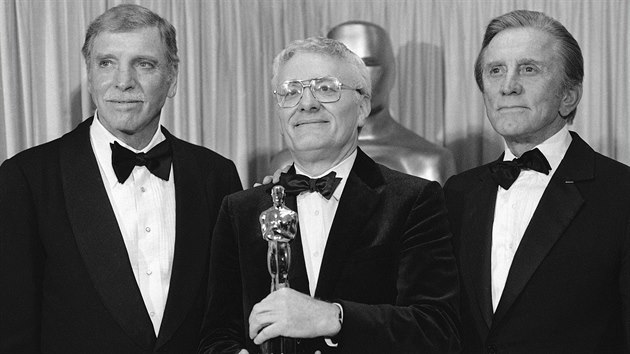 Peter Shaffer mezi herci Burtem Lancasterem a Kirkem Douglasem poté, co obdržel Oscara za nejlepší scénář.