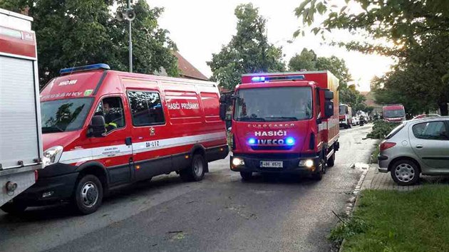 Moravskou Novou Vs se prohnala bouka doprovzen silnm vtrem. Skoro 80 hasi v n opravovalo stechy a oderpvalo vodu. (5.6.2016)