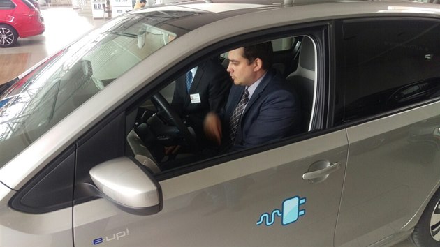 Petr Dolínek zkouší elektromobil.
