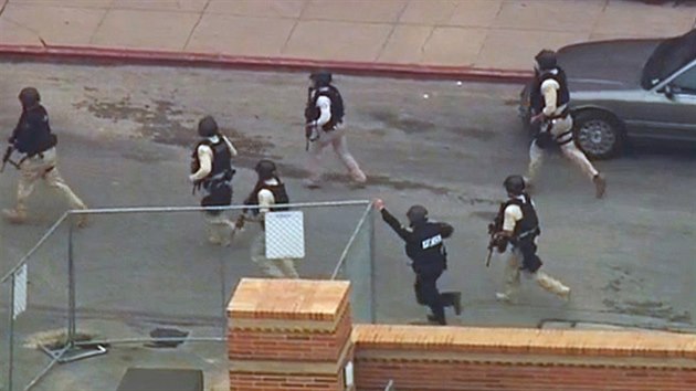 Policejn zsah na univerzit v Los Angeles (1. ervna 2016)