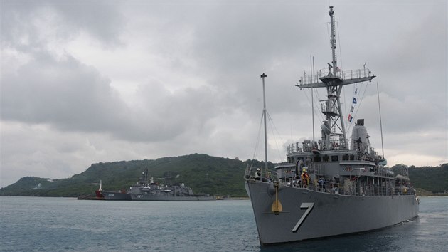 Americk minolovka USS Patriot u ostrova Okinawa
