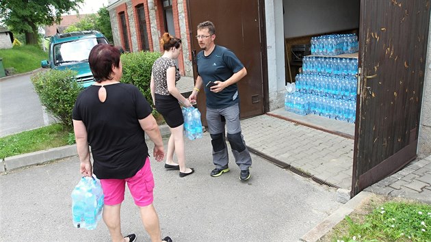 V pondl odpoledne zaal starosta Vyskytn nad Jihlavou Petr Bhm rozdvat balenou pitnou vodu. Obec j dovezla zatm dv palety. Dal dodvky budou nsledovat.