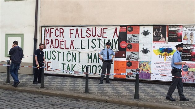 Policist zasahovali ped budovou ministerstva financ, kde se mu pokusil obsit na billboardu (31.5.2016).