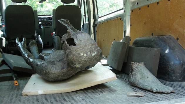 Nezn�m� vandal poni�il jednu ze sedmi soch tvo��c�ch Pomn�k ob�tem komunismu (6.6.2016).