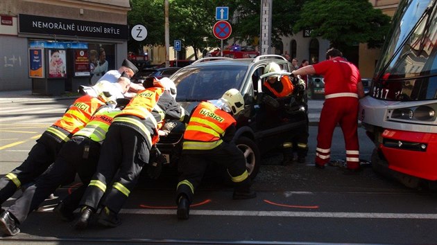 Ve Francouzsk ulici se srazila tramvaj s autem (7.6.2016).