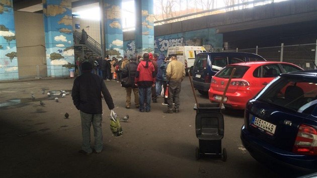 Okol� n�zkoprahov�ho denn�ho centra U Bulhara o�ima tamn�ch obyvatel.