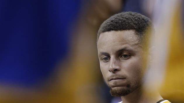 Zklaman Stephen Curry na lavice Golden State ve tetm finle NBA.