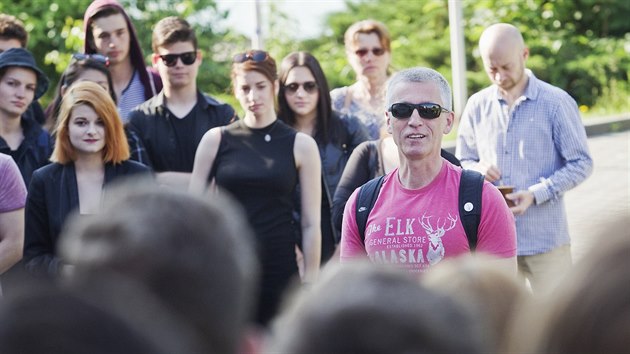 Studenti Gymnzia Frantika Kika protestovali ped kolou proti proputn oblbenho uitele Jana Anderleho (na snmku v rovm triku). (6. ervna 2016)