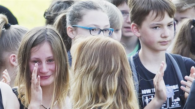Studenti Gymnzia Frantika Kika protestovali ped kolou proti proputn oblbenho uitele Jana Anderleho (na snmku v rovm triku). (6. ervna 2016)