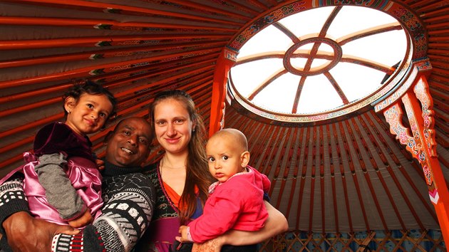 esko-indick rodina Alice Janstov a Anbu Maheshe postavila ped svm domem mongolskou jurtu. Lidem, kte na sam okraj esk strany Krunch hor doraz, v n nabzej nocleh.