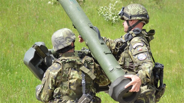 Čeští vojáci nabíjejí protiletadlový raketový komplet RBS-70.