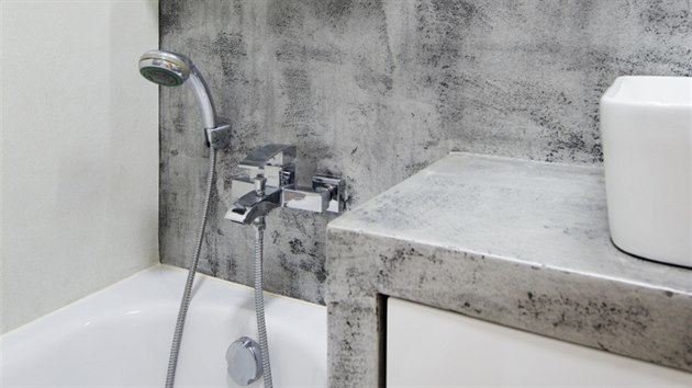 V koupelně byl použitý betonepox nejen na stěnách, ale i na horní a boční desce koupelnové skříňky.