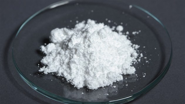 Ne, není to kokain, ale uhličitan lithný. Tedy forma ve které se jinak nestabilní lithium skladuje a obchoduje. A i přesto, že jeho cena prudce stoupá, vizuálně podobný kokain se stále prodává výrazně dráž.