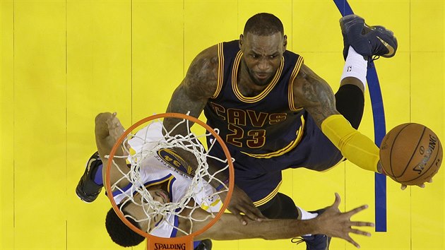 LeBron James z Clevelandu zakonuje akci na ko Golden State.