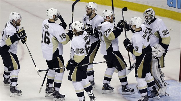 Hokejist Pittsburghu se raduj po vhe nad San Jose ve tvrtm finle NHL.