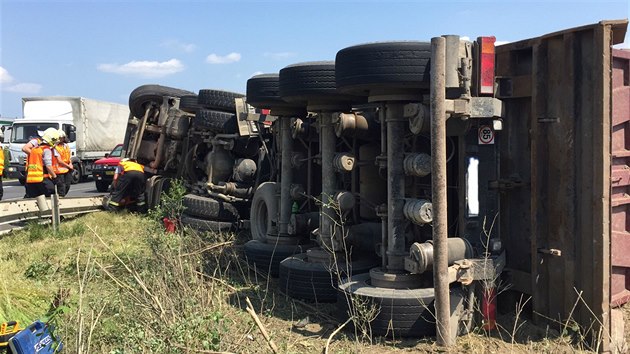 Na 7,5 kilometru dlnice D11 smrem na Hradec Krlov dolo k havrii nkladnho auta, kter vinou praskl pneumatiky dostalo smyk a pevrtilo se na bok. Oba jzdn pruhy smrem na Hradec zasypala stavebn su (6.6.2016)