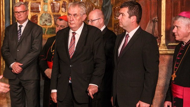 Prezident Zeman a dal stavn initel spolu s primtorkou a crkevnmi pedstaviteli uloili originly korunovanch klenot do kaple v katedrle sv. Vta na Praskm hrad (31. kvtna 2016).