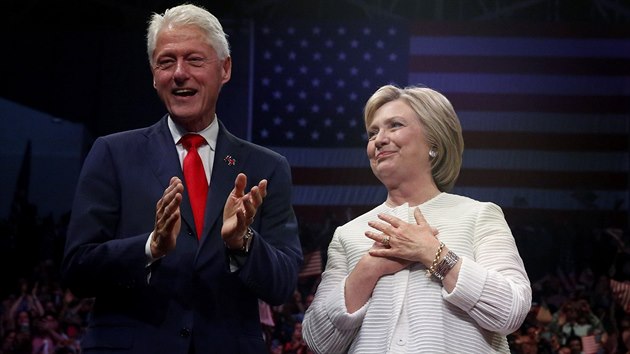 Hillary Clintonov se svm manelem Billem bhem proslovu v newoyrskm Brooklynu, kde ohlsila sv vtzstv v boji o demokratickou nominaci. (8. ervna 2016)