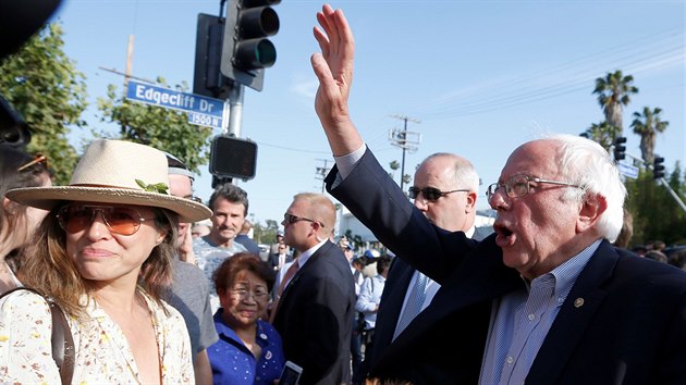 Bernie Sanders zdrav sv podporovatele v Los Angeles (8. ervna 2016).