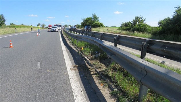 Provoz na dlnici D46 zkomplikovala nehoda osobnho auta. Na jejm potku bylo sehnut idie za jzdy pro mobiln telefon s navigac.