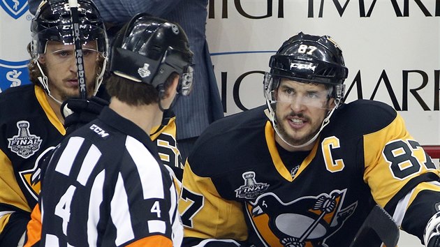 Pittsbursk kapitn Sidney Crosby debatuje s rozhodm Wesem McCauleym.