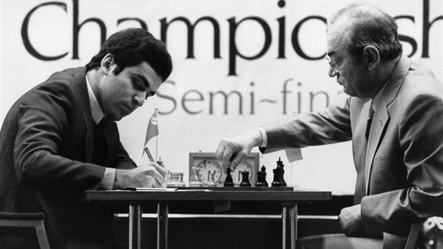 Garry Kasparov (vlevo) a Viktor Korčnoj v semifinále turnaje o šachového mistra světa. Momentka pochází z roku 1983.