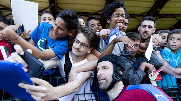 Petr ech se na otevenm trninku eskch fotbalist v Tours fot s francouzskmi fanouky.