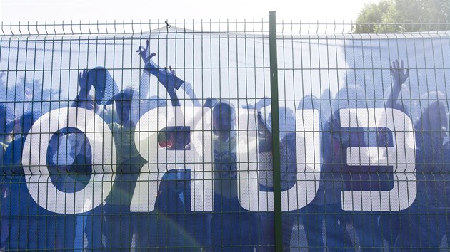 Fanynky a fanoušci sledují přes plot trénink španělských fotbalistů v Saint-Martin-de-Ré.